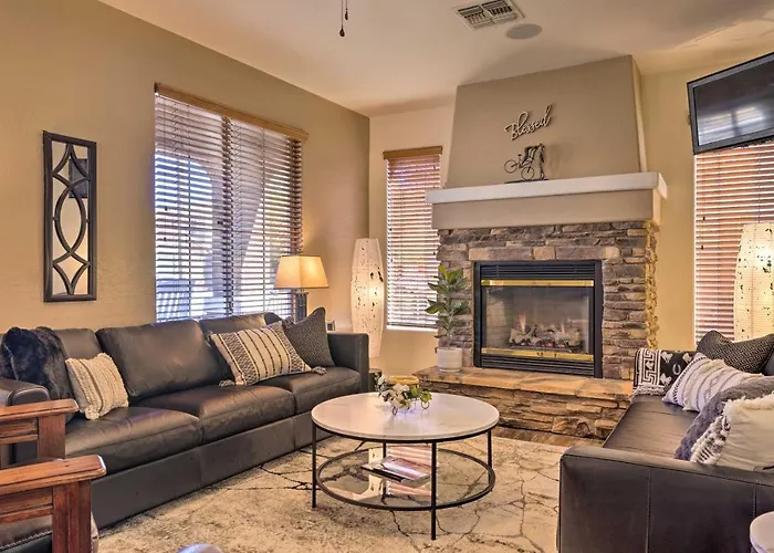 Family Gem In Phoenix W/ Saltwater Pool & Theater Ferienhaus