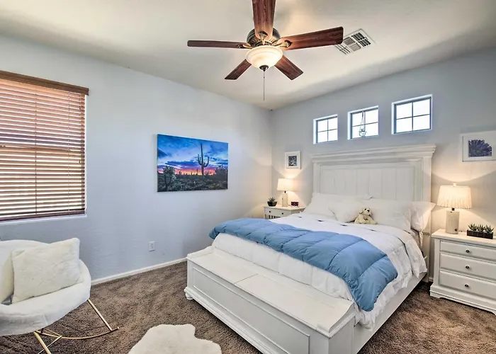 Family Gem In Phoenix W/ Saltwater Pool & Theater Ferienhaus