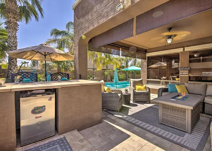 Family Gem In Phoenix W/ Saltwater Pool & Theater Ferienhaus